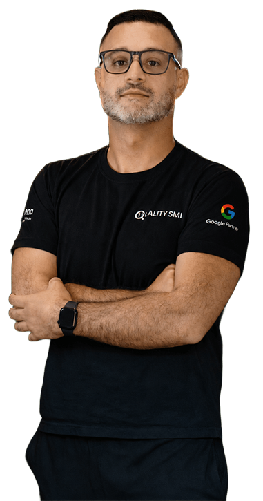 Especialista de Quality SMI sosteniendo un smartphone